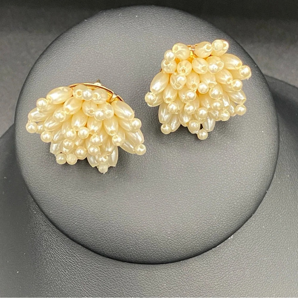 Vintage Cluster Earrings with Faux Pearl Beads in a Flower Design - pierced - Picture 8 of 11